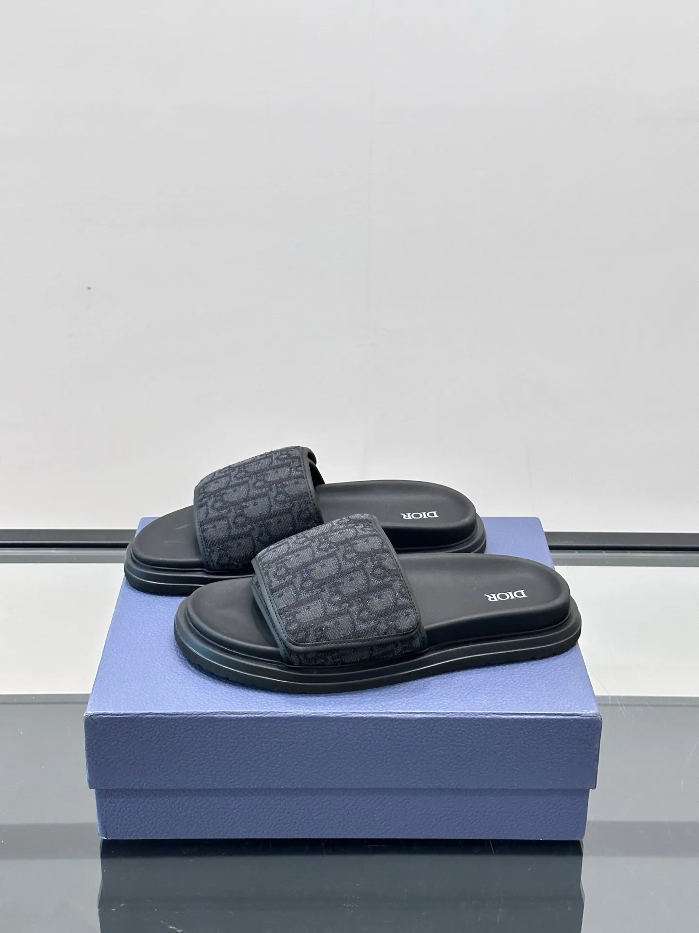 Factory price: 280💰𝐂𝐡𝐫𝐢𝐬𝐭𝐢𝐚𝐧 𝐃𝐢𝐨𝐫 Dior's latest popular sandals, classic upgraded Velcro sandals, original replicas, super durable and versatile, very comfortable on the feet, slimming and white, original cowhide leather upper, sheepskin lining Original d hardware buckle Original molded T men's shoes 💰U outsole Size: 38-44 (.45.46 customized)